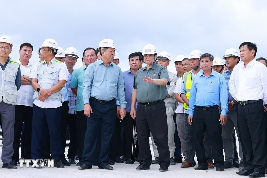 Thủ tướng Phạm Minh Chính kiểm tra tiến độ thi công cao tốc Cần Thơ - Cà Mau đoạn qua huyện Vị Thủy, tỉnh Hậu Giang. Ảnh: Dương Giang/TTXVN