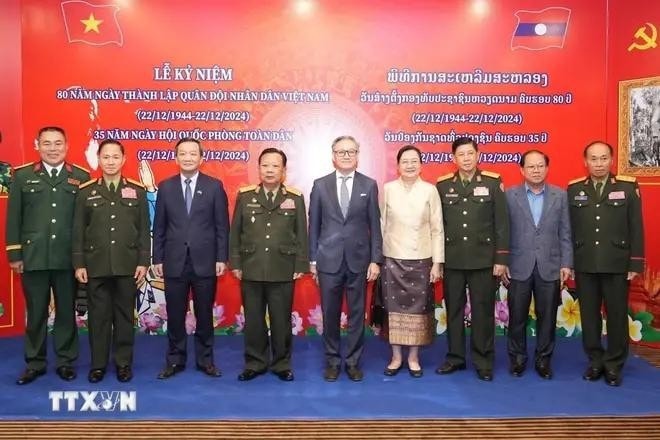 Participating Vietnamese and Lao delegates pose for a group photo at the ceremony. (Source: VNA) Participating Vietnamese and Lao delegates pose for a group photo at the ceremony. (Source: VNA)