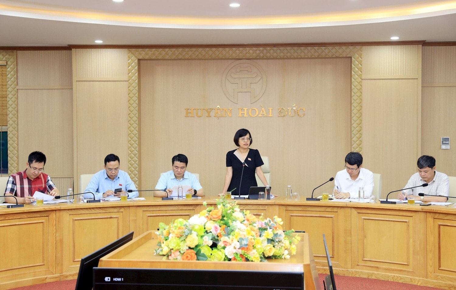 Đoàn giám sát Ban Kinh tế - Ngân sách HĐND thành phố làm việc với huyện Hoài Đức về chuyển mục đích sử dụng đất trồng lúa thực hiện các công trình, dự án. Ảnh: P. Long