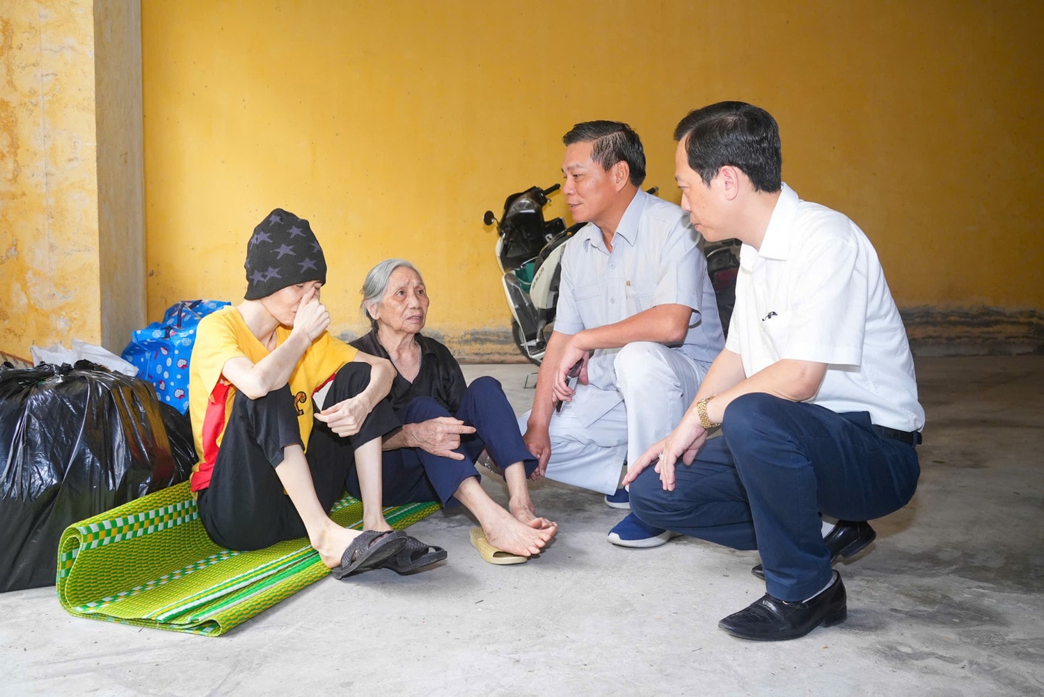 Chủ tịch UBND thành phố Nguyễn Văn Tùng chủ trì kiểm tra thực địa tại chung cư 5 tầng phường Kênh Dương, quận Lê Chân. Ảnh: Đàm Thanh