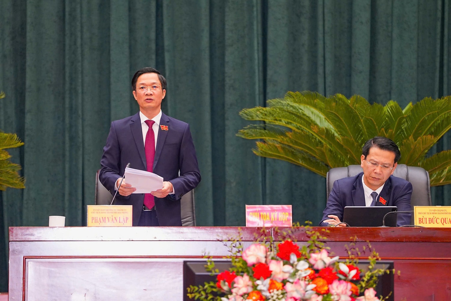 Chủ tọa điều hành phiên chất vấn và trả lời chất vấn tại Kỳ họp thứ 21, HĐND thành phố Hải Phòng Khóa XVI. Ảnh: Đàm Thanh