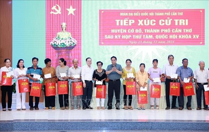 Thủ tướng Phạm Minh Chính tặng quà các gia đình chính sách huyện Cờ Đỏ. Ảnh: Dương Giang/TTXVN