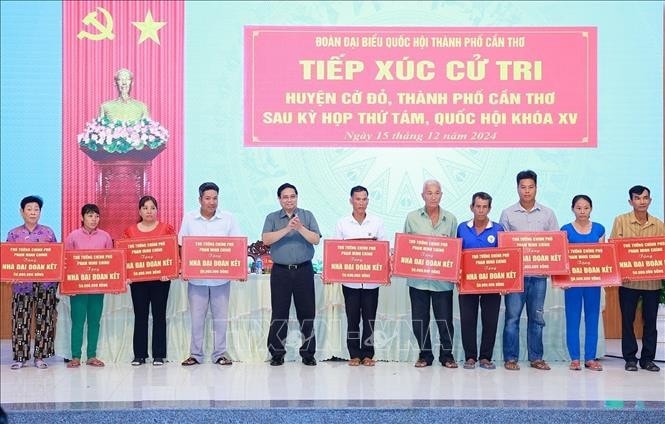 Thủ tướng Phạm Minh Chính tặng nhà Đại đoàn kết cho các gia đình chính sách huyện Thới Lai, Ô Môn và quận Thốt Nốt. Ảnh: Dương Giang/TTXVN