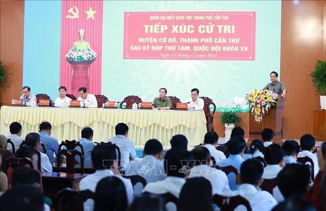 Thủ tướng Phạm Minh Chính và Đoàn đại biểu Quốc hội thành phố Cần Thơ tiếp xúc cử tri huyện Cờ Đỏ. Ảnh: Dương Giang/TTXVN