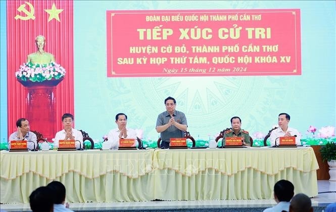Thủ tướng Phạm Minh Chính và Đoàn đại biểu Quốc hội thành phố Cần Thơ tiếp xúc cử tri huyện Cờ Đỏ. Ảnh: Dương Giang/TTXVN