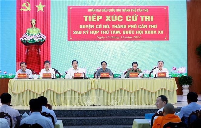 Thủ tướng Phạm Minh Chính và Đoàn đại biểu Quốc hội thành phố Cần Thơ tiếp xúc cử tri huyện Cờ Đỏ. Ảnh: Dương Giang/TTXVN