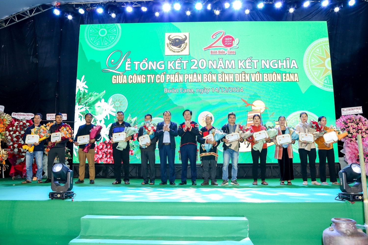 cong-ty-co-phan-phan-bon-binh-dien-trao-thuong-cho-cac-ho-nong-dan-co-thanh-tich-xuat-sac-trong-phong-trao-thi-dua-san-xuat-gioi-tai-buon-eana.jpg