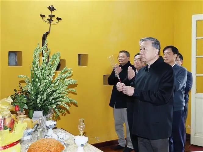 Party General Secretary To Lam and delegates offer incense to President Ho Chi Minh at House 67 (Photo: VNA) Party General Secretary To Lam and delegates offer incense to President Ho Chi Minh at House 67 (Photo: VNA)