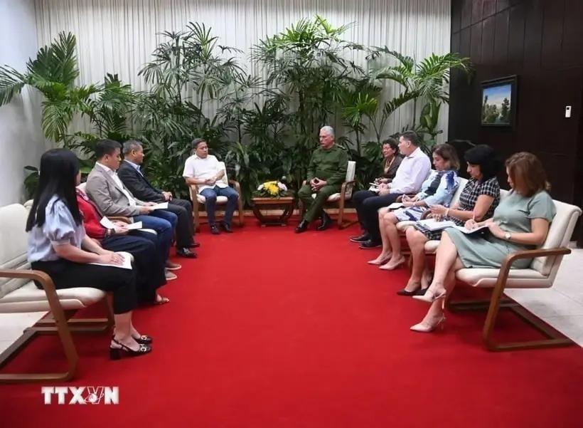 Cuban President Miguel Díaz-Canel (far right) receives representatives of Vietnamese businesses. (Photo: VNA) Cuban President Miguel Díaz-Canel (far right) receives representatives of Vietnamese businesses. (Photo: VNA)