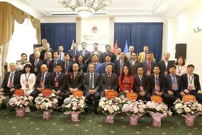 Delegates take group photo with the Executive Board of the Union of Vietnamese Organisations in Russia, 2024-2029 tenure. (Photo: VNA) Delegates take group photo with the Executive Board of the Union of Vietnamese Organisations in Russia, 2024-2029 tenure. (Photo: VNA)