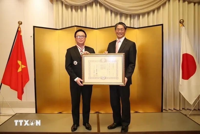 Hoang Binh Quan (left), former member of the Party Central Committee and former Chairman of its Commission for External Relations, receives the “Order of the Rising Sun, Gold and Silver Star” from Japanese Ambassador Ito Naoki on December 15. (Source: VNA) Hoang Binh Quan (left), former member of the Party Central Committee and former Chairman of its Commission for External Relations, receives the “Order of the Rising Sun, Gold and Silver Star” from Japanese Ambassador Ito Naoki on December 15. (Source: VNA)