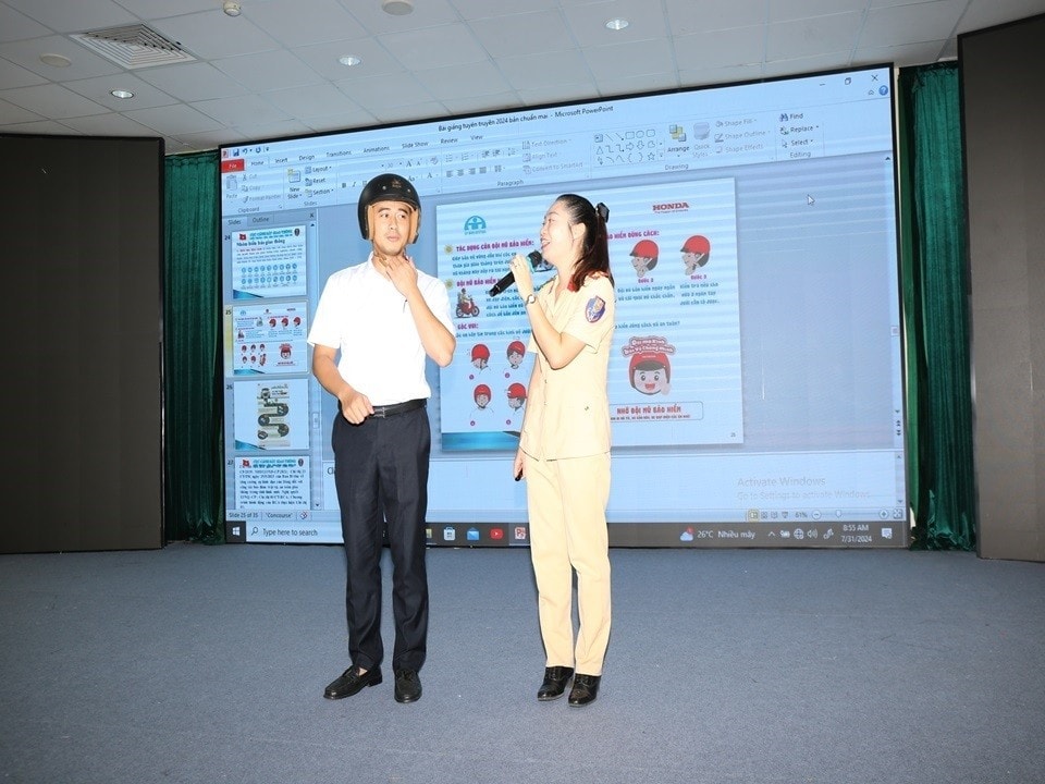 can-bo-phong-phong-canh-sat-giao-thong-cong-an-tinh-lao-cai-huong-dan-cach-doi-mu-bao-hiem-dung-cach-anh-npc.jpg