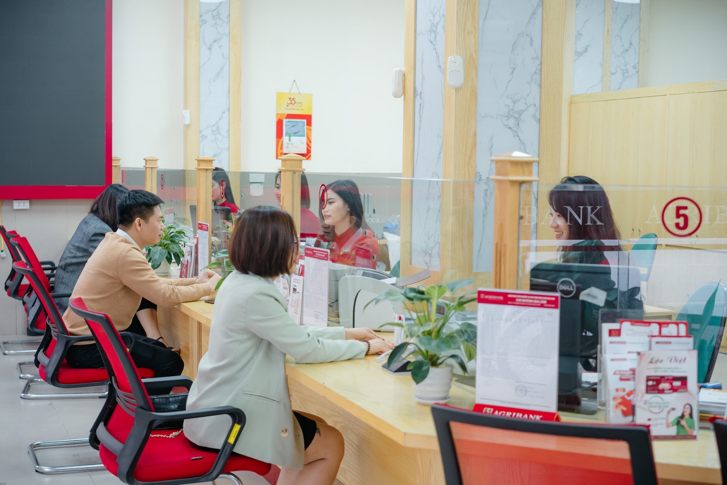 quay-giao-dich-agribank.jpg