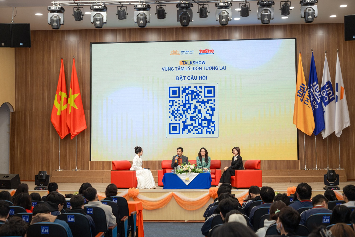 cac-dien-gia-chia-se-tai-talkshow.jpg