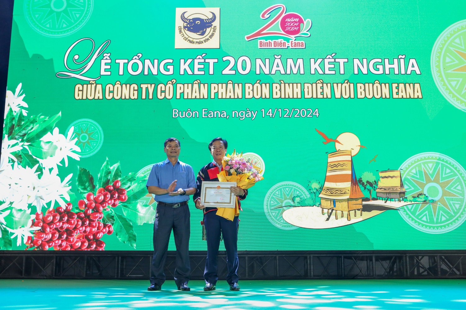 ong-hoang-manh-hung-pho-giam-doc-so-noi-vu-tinh-dak-lak-dai-dien-ubnd-tinh-dak-lak-trao-tang-bang-khen-cho-cong-ty-co-phan-phan-bon-binh-dien.jpg