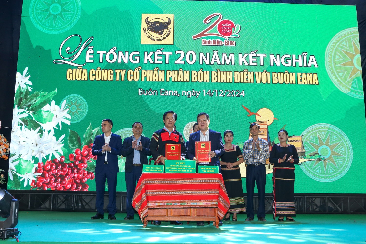 ky-ket-chuong-trinh-phoi-hop-chuyen-giao-tien-bo-khkt-cho-dong-bao-buon-eana-giua-cong-ty-voi-vien-khoa-hoc-ky-thuat-nong-lam-nghiep-tay-nguyen.jpg