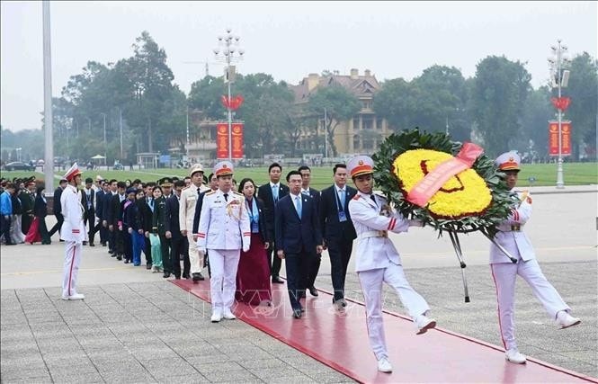 Delegates lay a wreath in tribute to President Ho Chi Minh at his mausoleum on December 17 morning. (Photo: VNA) Delegates lay a wreath in tribute to President Ho Chi Minh at his mausoleum on December 17 morning. (Photo: VNA)