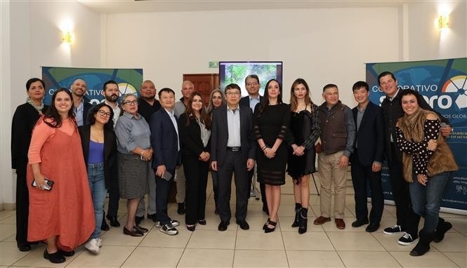 The Vietnamese Embassy delegation take a group photo with typical businesses in Central Mexico. (Photo: VNA) The Vietnamese Embassy delegation take a group photo with typical businesses in Central Mexico. (Photo: VNA)