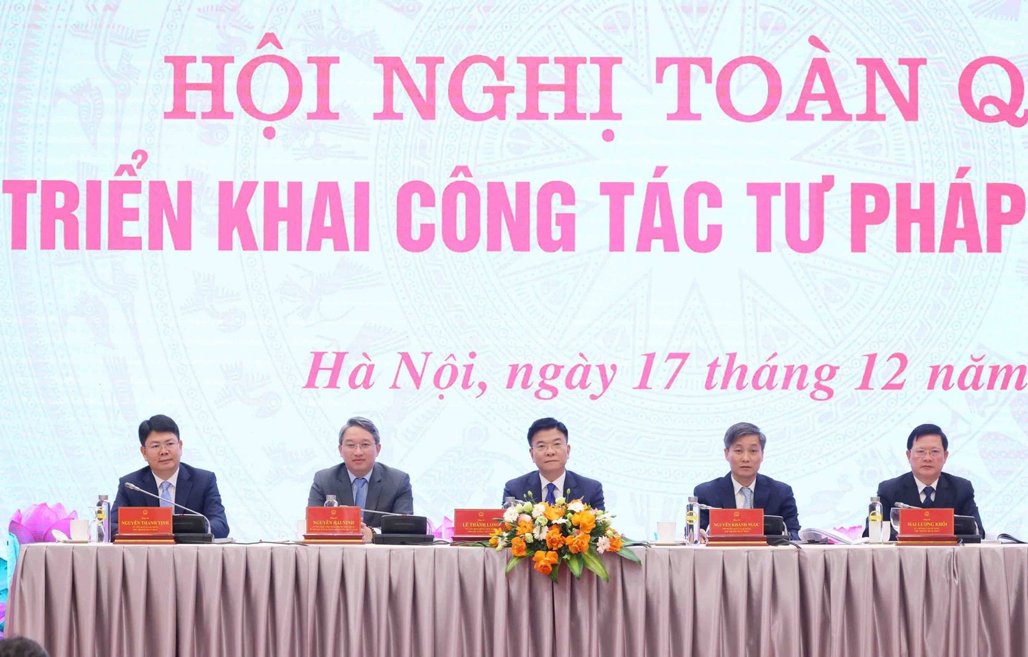 Phó Thủ tướng Lê Thành Long (giữa) cùng các đại biểu chủ trì hội nghị. Ảnh: Phạm Kiên