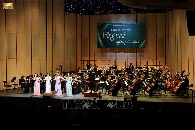 Tiết mục biểu diễn trong chương trình nghệ thuật "Vang mãi khúc quân hành". Ảnh: TTXVN