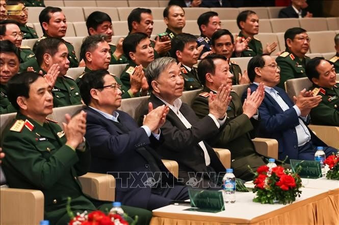 Tổng Bí thư Tô Lâm, Thủ tướng Phạm Minh Chính dự chương trình nghệ thuật "Vang mãi khúc quân hành. Ảnh: TTXVN