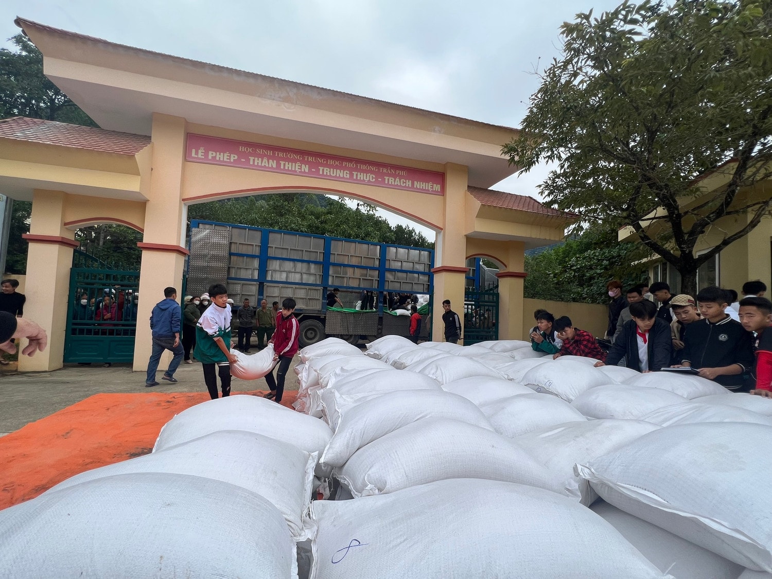 truong-thpt-tran-phu-ho-tro-gao.jpg