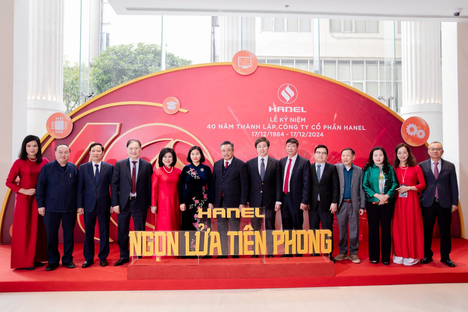 Các đại biểu chụp ảnh tại lễ kỷ niệm