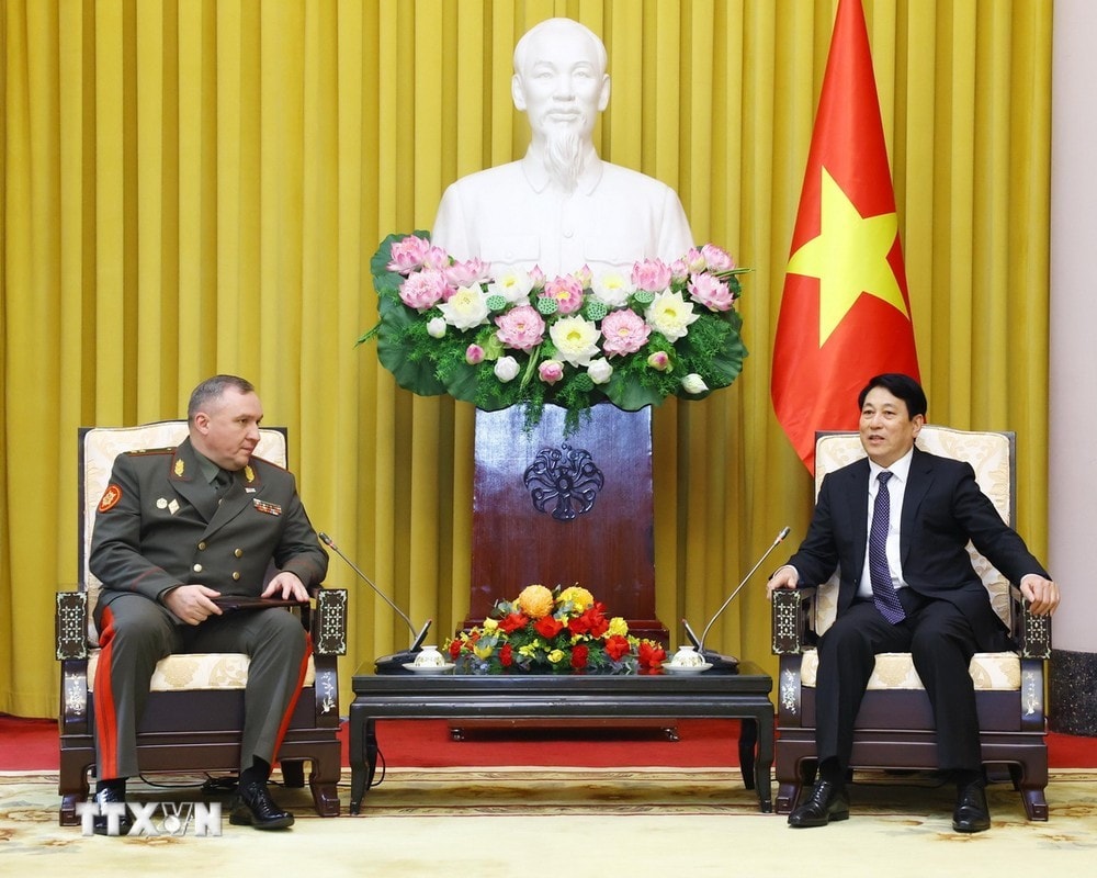 Chủ tịch nước Lương Cường tiếp Trung tướng Viktor Gennadievich Khrenin, Bộ trưởng Quốc phòng Belarus. Ảnh: Lâm Khánh/TTXVN