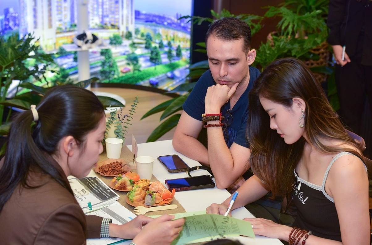 Chị Phương Thảo cùng chồng Franz Corbett quyết định chọn Essensia Sky làm nơi ở mới cho gia đình