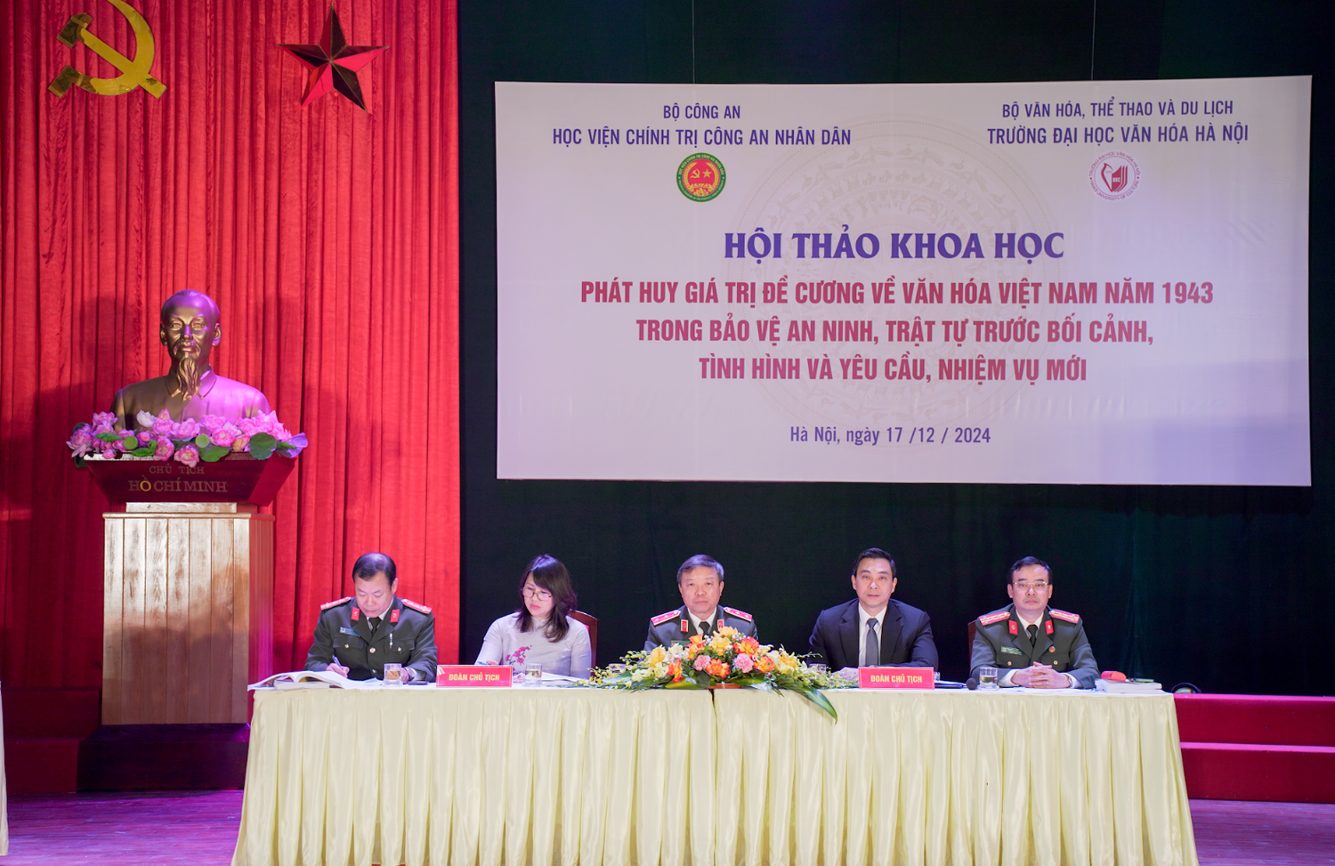 Các đại biểu chủ trì Hội thảo