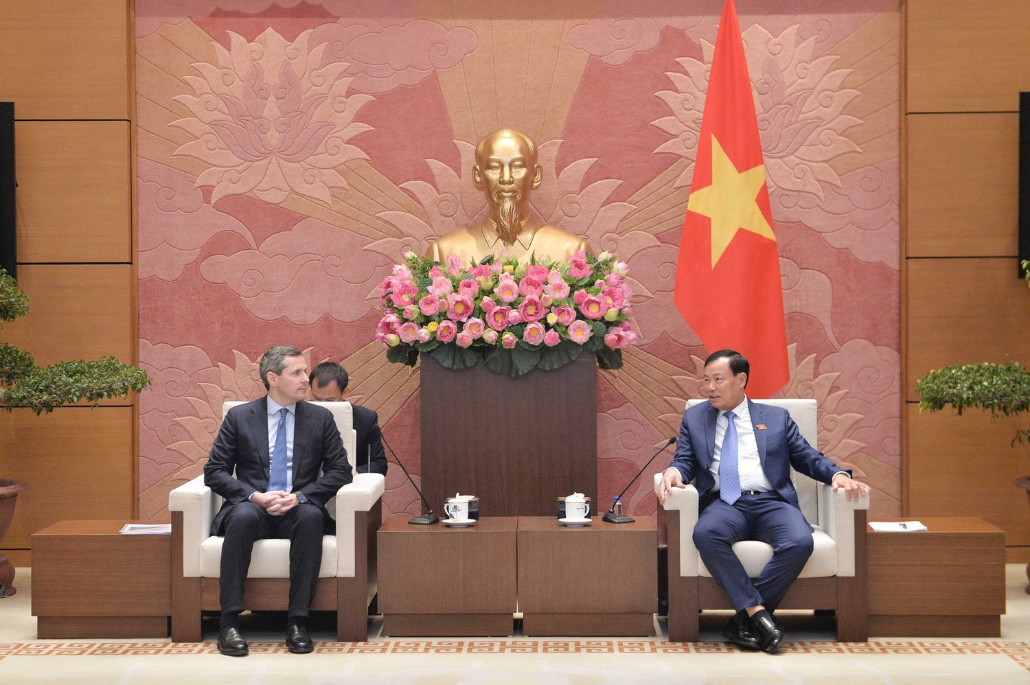 chu-nhiem-uy-ban-quoc-phong-va-an-ninh-le-tan-toi-tiep-thu-truong-bo-quoc-phong-italia-matteo-perego-di-cremnago.jpg