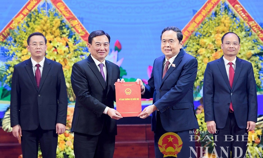 National Assembly Chairman Tran Thanh Man (second from right) hands over the NA Standing Committee's Resolution No. 1191/NQ-UBTVQH to Bac Giang leaders on December 17. (Photo: Lam Hien) img-4599.jpg