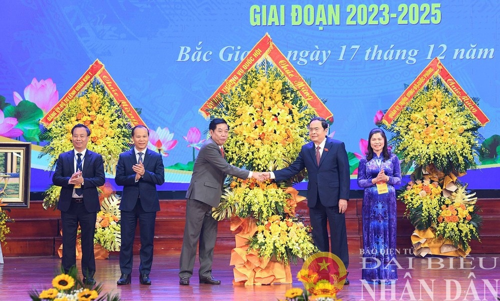 National Assembly Chairman Tran Thanh Man (second from right) shakes hand with Bac Giang leaders on December 17. (Photo: Lam Hien) img-4600.jpg