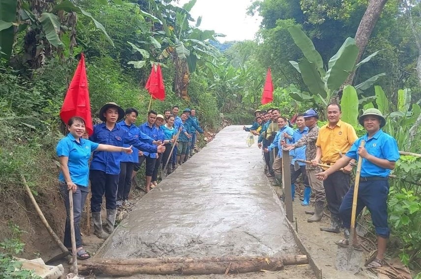 lam-duong-giao-thong-nong-thon-theo-chuong-trinh-mtqg-1719-o-ban-luu-thong-xa-luu-kien-huyen-tuong-duong.jpg