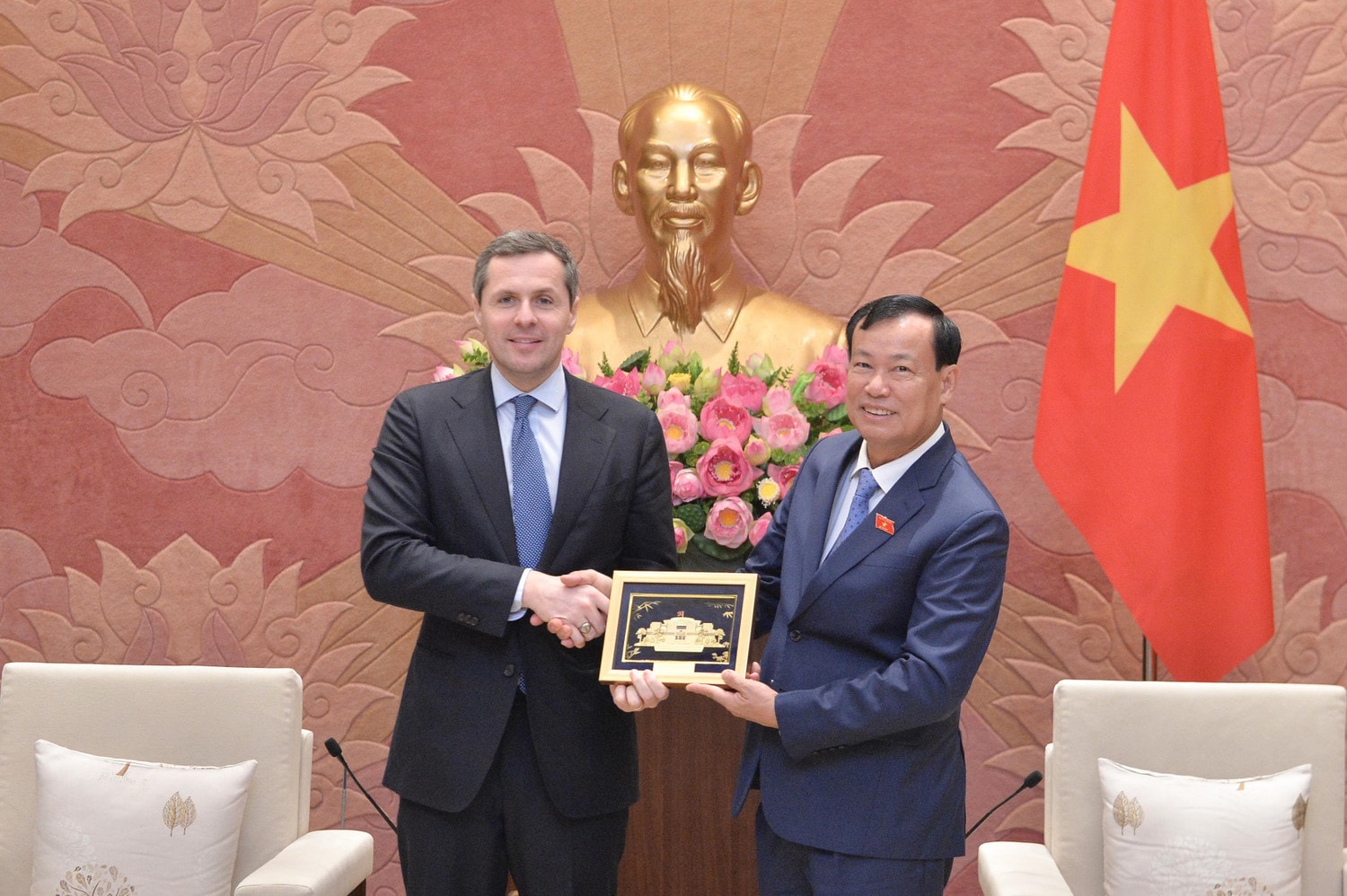 chu-nhiem-uy-ban-quoc-phong-va-an-ninh-le-tan-toi-trao-qua-luu-niem-cho-thu-truong-bo-quoc-phong-italia-matteo-perego-di-cremnago.jpg