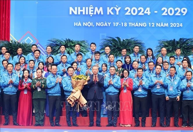 Tổng Bí thư Tô Lâm tặng hoa chúc mừng Ủy ban Trung ương Hội Liên hiệp Thanh niên Việt Nam Khóa IX, nhiệm kỳ 2024 - 2029. Ảnh: Thống Nhất/TTXVN