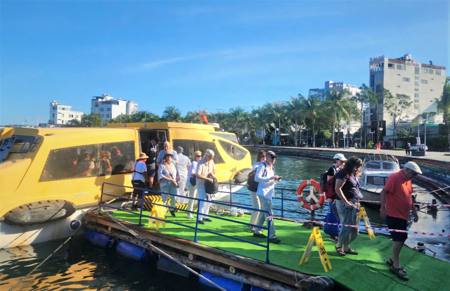 doan-khach-quoc-te.jpg
