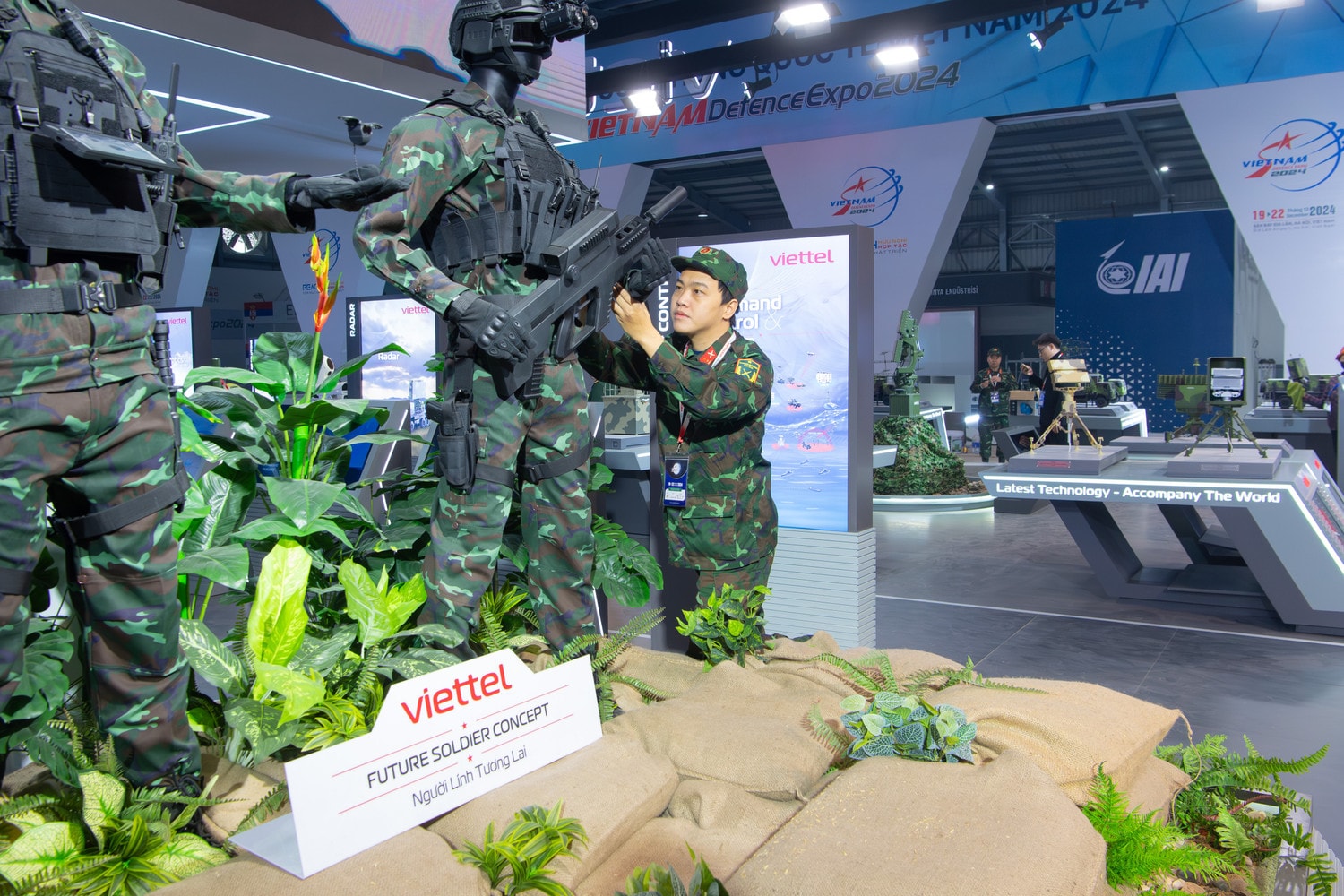 5-vietnam-defence-expo-2024-la-minh-chung-ro-net-cho-vai-tro-tien-phong-cua-viettel-trong-su-menh-bao-ve-to-quoc-va-thuc-day-cong-nghe-quoc-phong-hien-dai.jpg