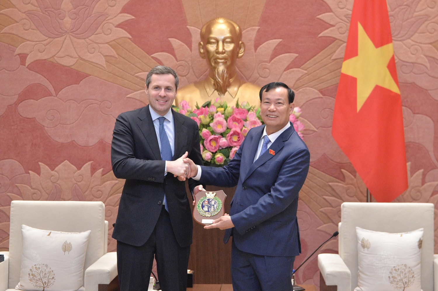thu-truong-bo-quoc-phong-italia-matteo-perego-di-cremnago-trao-qua-luu-niem-cho-chu-nhiem-uy-ban-quoc-phong-va-an-ninh-le-tan-toi.jpg