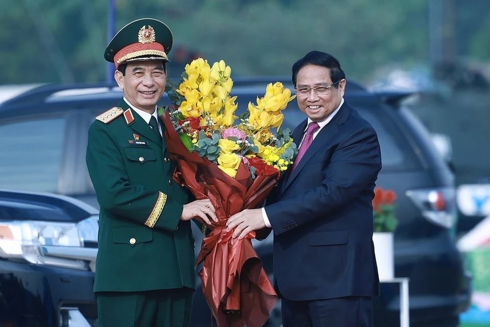 General Phan Van Giang, Minister of National Defence, welcomes Prime Minister Pham Minh Chinh. Photo: Duong Giang/VNA 1496f419-3a60-455b-8a73-c9202b19e8ff.jpg
