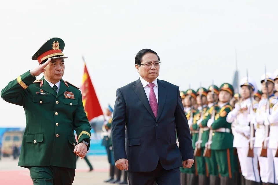 General Phan Van Giang, Minister of National Defence, welcomes Prime Minister Pham Minh Chinh to the Vietnam International Defence Expo 2024. Photo: Duong GiangVNA 8379d821-5670-47b2-b2ef-ff6904b3cf8c.jpg