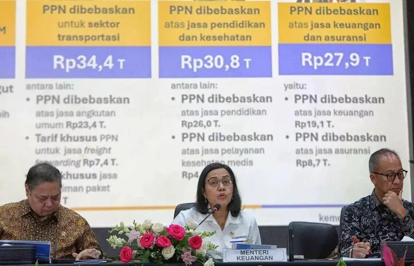 Minister of Finance Sri Mulyani (center) delivers a statement during a press conference at the Coordinating Ministry for Economic Affairs, Jakarta (Photo: jakartaglobe.id) indonesia-economic-stimulus-measue-8252.jpg
