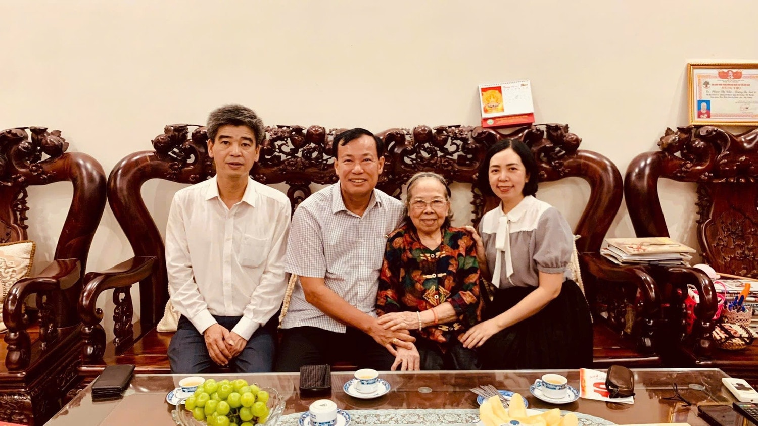 Cụ Phạm Thị Dẫn cùng gia đình