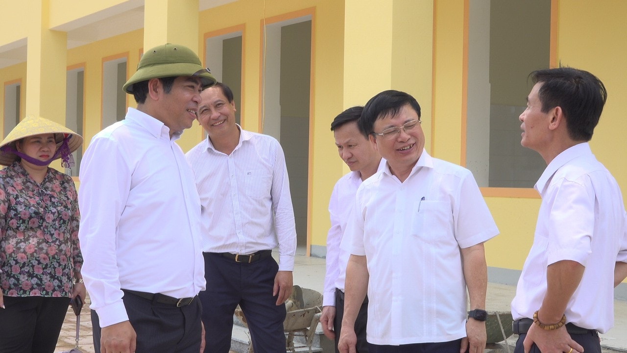 Phó Chủ tịch UBND tỉnh Bùi Đình Long và Trưởng Ban Dân tộc tỉnh Nghệ An Vi Sơn kiểm tra công trình giáo dục tại thị trấn Kim Sơn, huyện Quế Phong. Ảnh: Trung Kiên