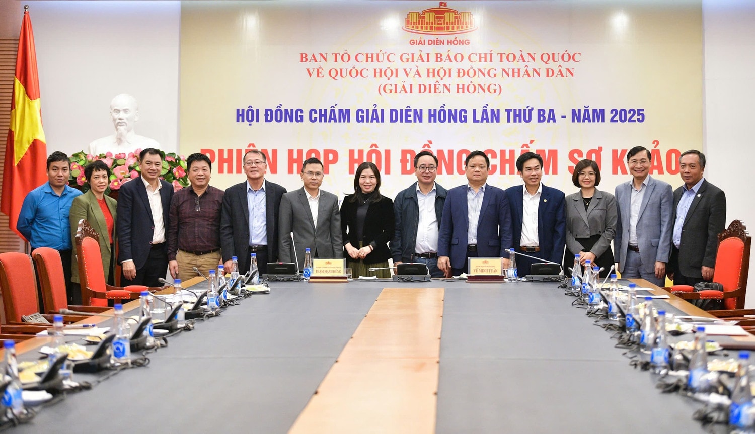 Các đại biểu chụp hình lưu niệm