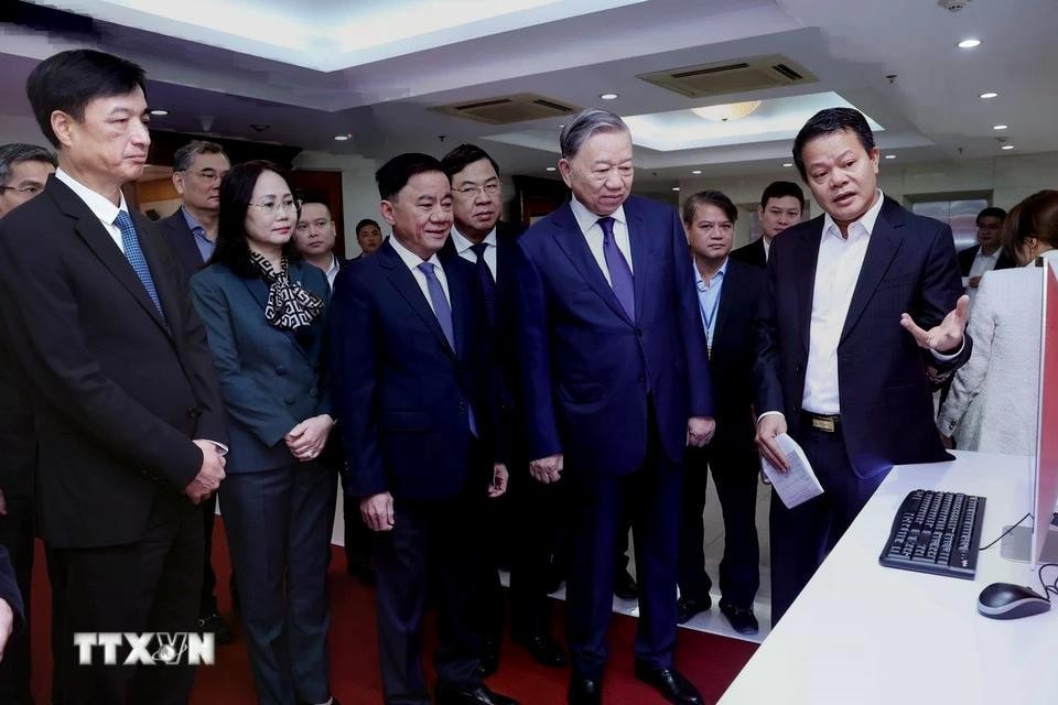 Tổng Bí thư Tô Lâm xem giới thiệu các ứng dụng chuyển đổi số trong các cơ quan Đảng. Ảnh: Thống Nhất/TTXVN