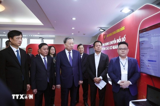 Tổng Bí thư Tô Lâm xem giới thiệu các ứng dụng chuyển đổi số trong các cơ quan Đảng. Ảnh: Thống Nhất/TTXVN