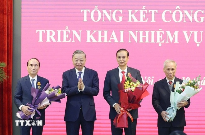 Tổng Bí thư Tô Lâm trao tặng Huân chương Độc lập hạng Nhất, Nhì và Ba cho các các nhân. Ảnh: Thống Nhất/TTXVN