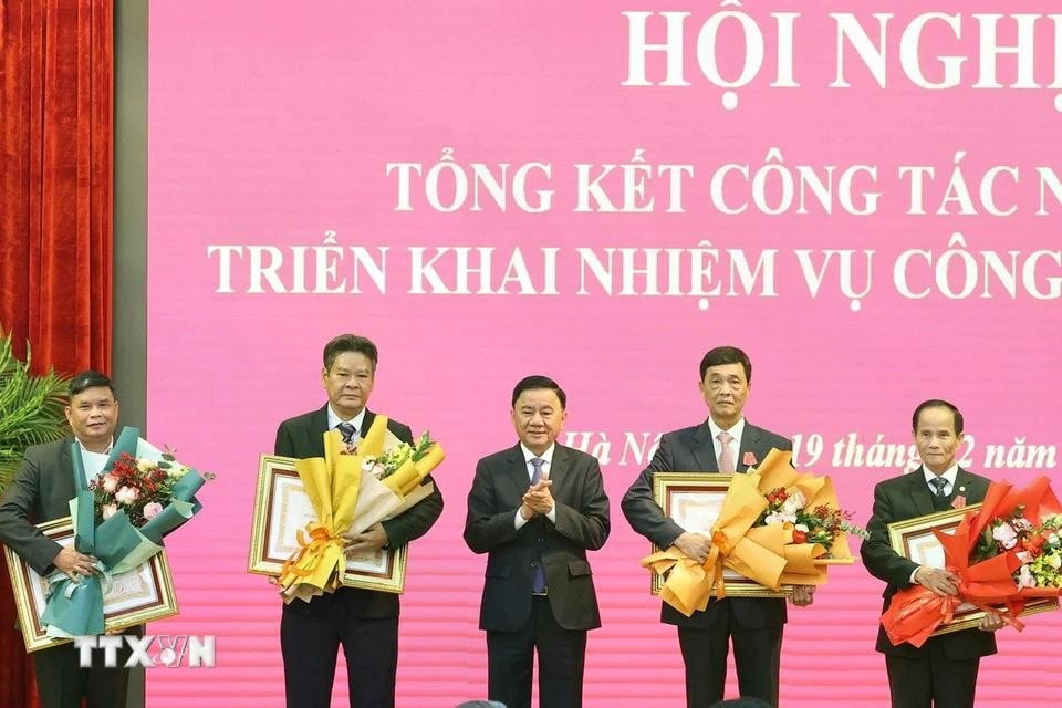 Thường trực Ban Bí thư, Chủ nhiệm Ủy ban Kiển tra Trung ương Trần Cẩm Tú trao tặng Huân chương Lao động hạng Nhì và Ba cho các đại biểu. Ảnh: Thống Nhất/TTXVN