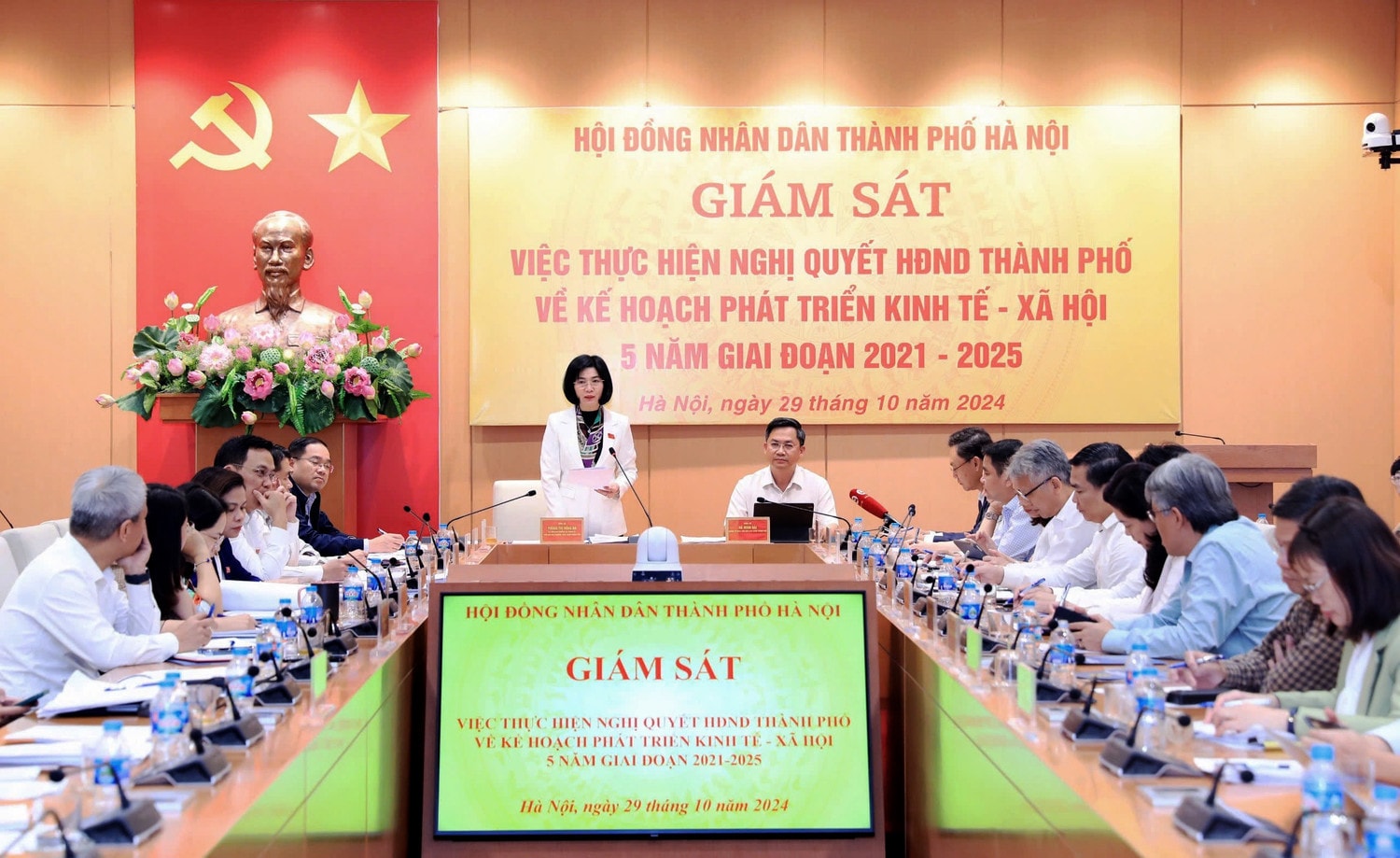 HĐND thành phố đánh giá việc thực hiện các chỉ tiêu, nhiệm vụ phát triển kinh tế Thủ đô từ đầu nhiệm kỳ đến nay. Ảnh: P.Long